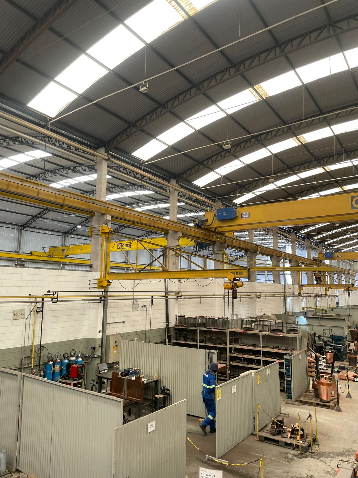 Equipe técnica da Rhema Vale analisando projeto em campo